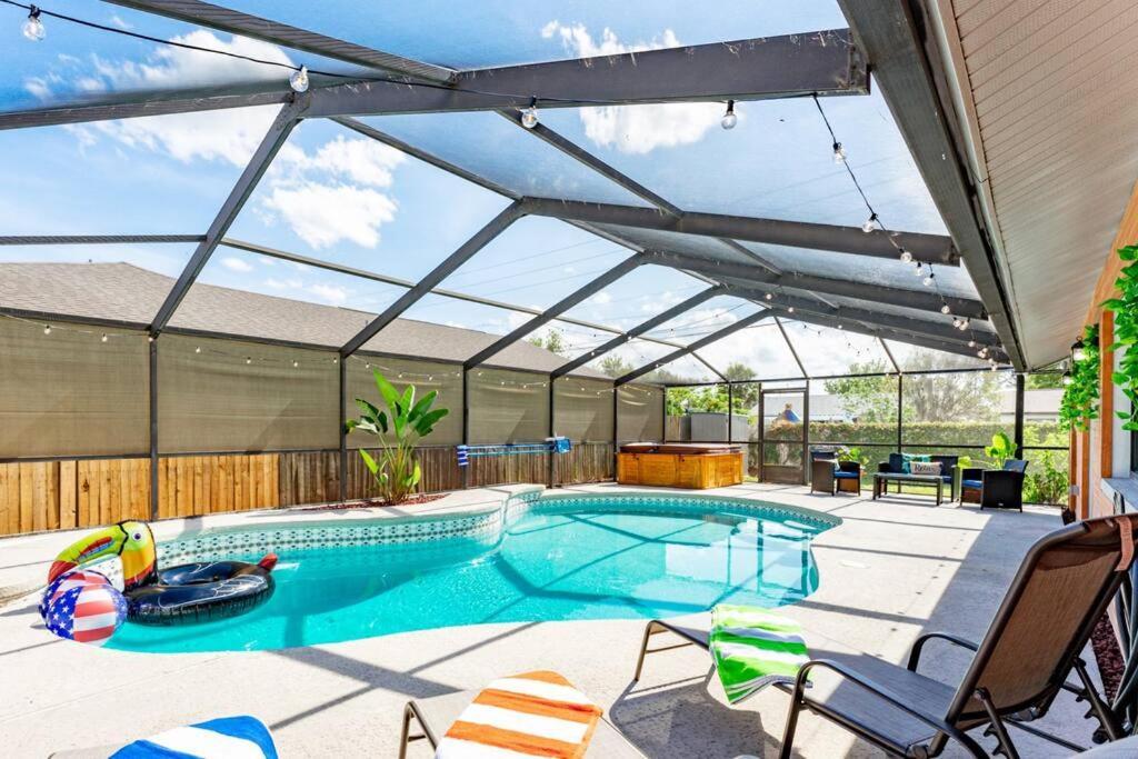 The Pelican/Pool/Hottub/Gameroom ブランドン エクステリア 写真